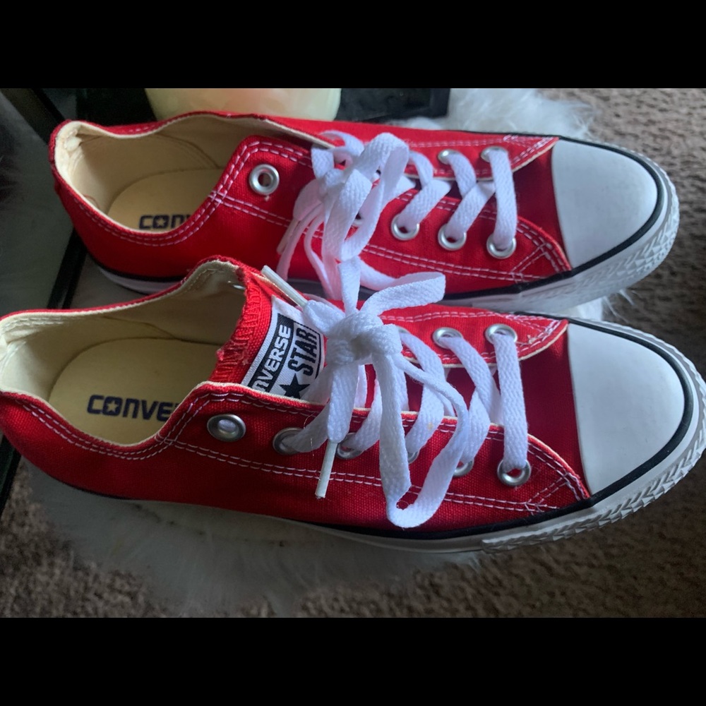 Womenliw converse! Red 🔥🔥🔥🔥 LIKE NEW CONDITION